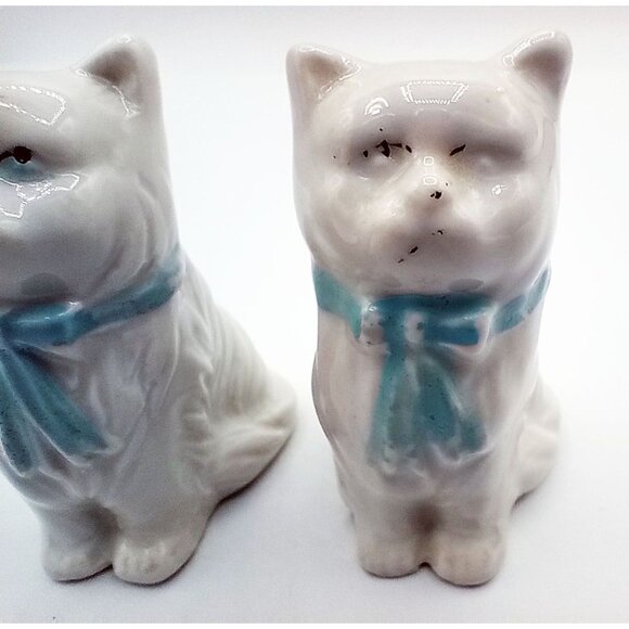 Salt & Pepper Shakers Vintage White Ceramic Kittens w Blue Bows 2 Inch Stoppers - Picture 5 of 14